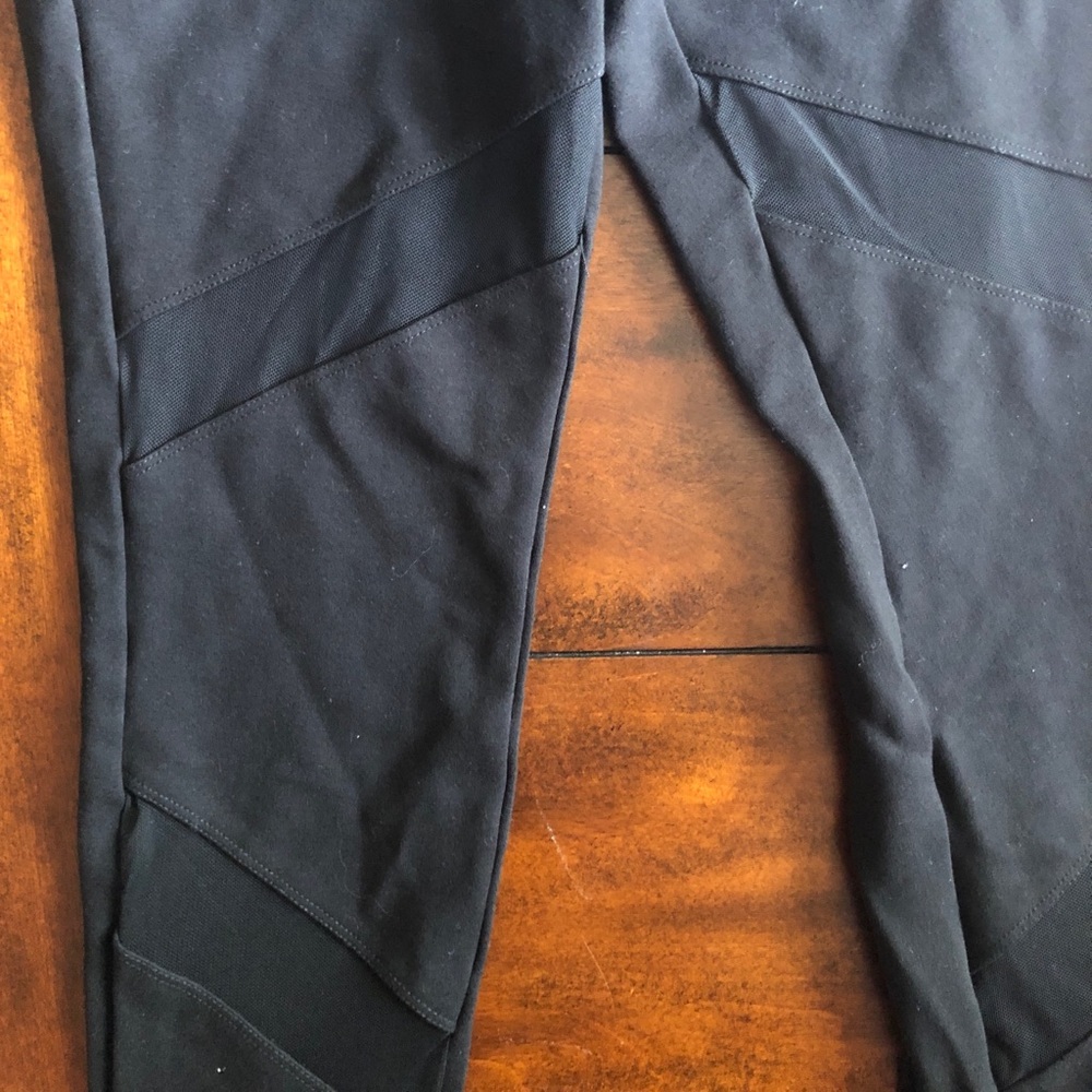 Alya Mid-rise Leggings with mesh detailing - Picture 2 of 2